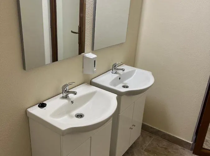 Hellen מלון קוסטינסטי